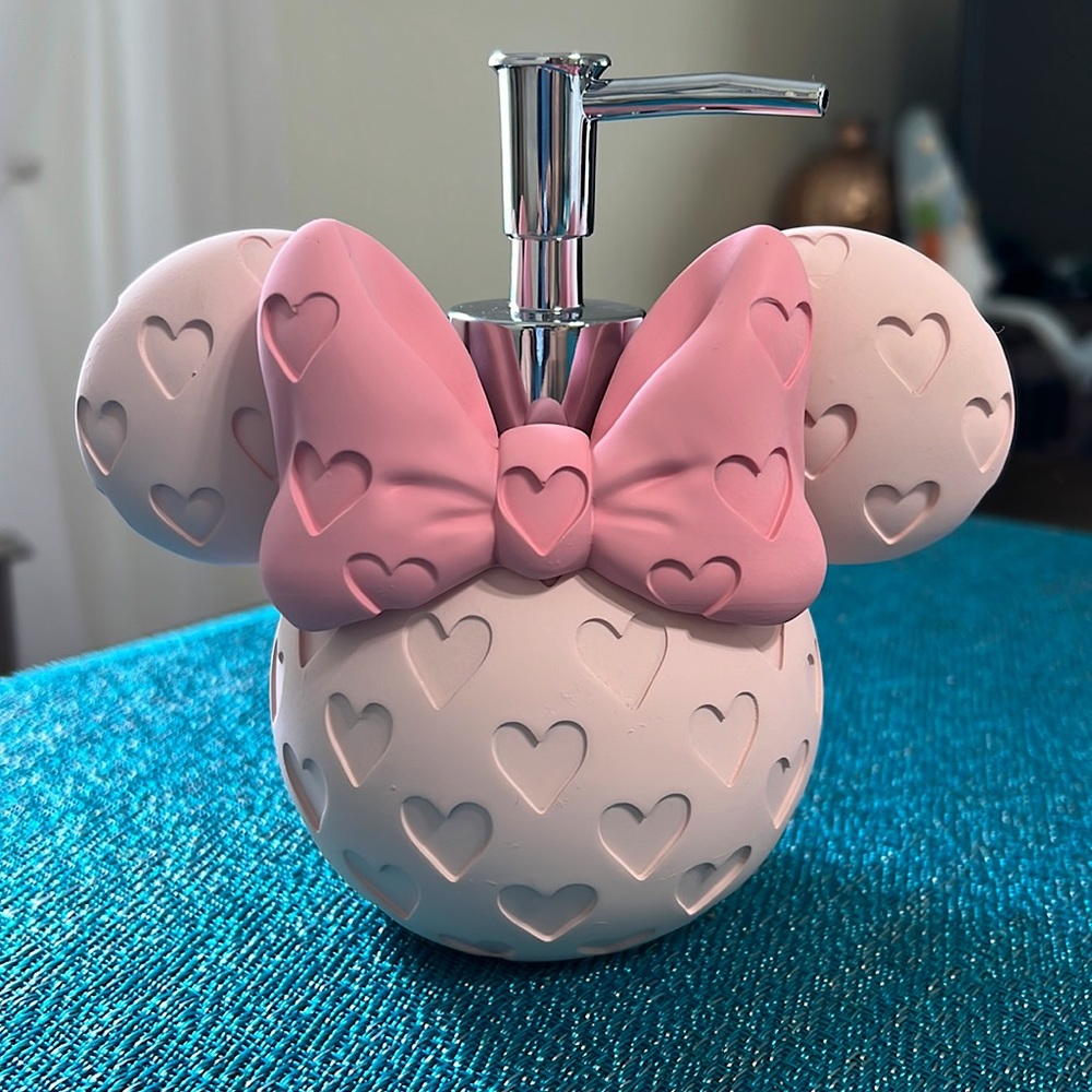 Brand new pastel pink Disney Minnie Mouse soap dispenser. Very cute !
